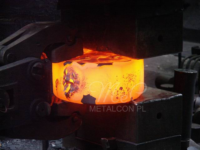 A further forging stage for heated disc electrode material
